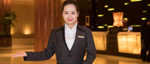 How do professional hotel managers deal with cultural rejection?

